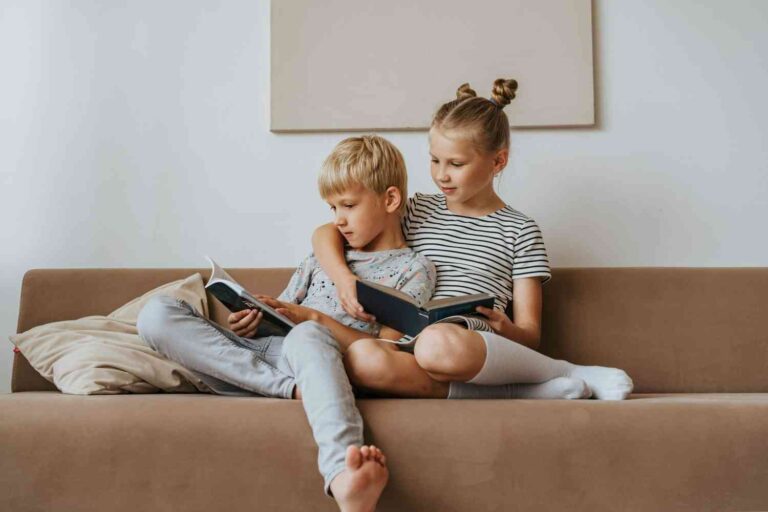 Brat i sestra na krevetu