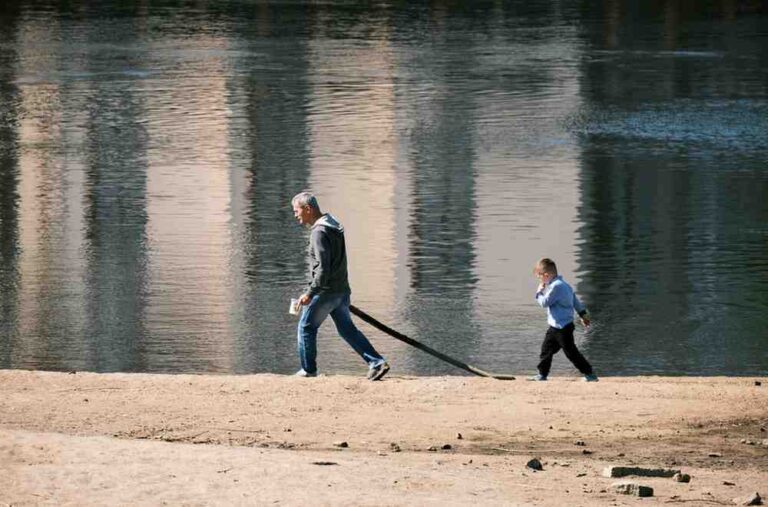 Sanjati ujaka, ujka i bratanac na reci