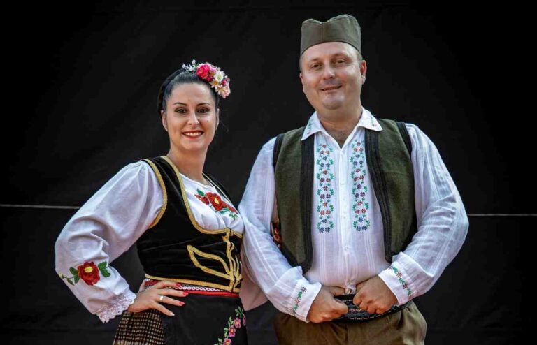 Momak i devojka u narodnoj nošnji