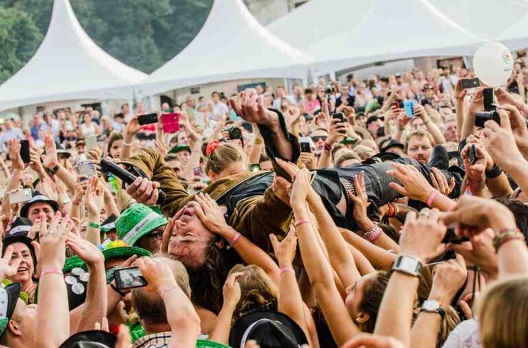 Sanjati da si poznat, pevac, publika ga drzi u vazduhu